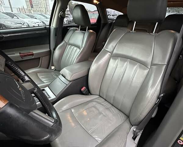 Серый Крайслер 300C, объемом двигателя 5.65 л и пробегом 328 тыс. км за 8999 $, фото 25 на Automoto.ua