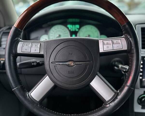 Серый Крайслер 300C, объемом двигателя 5.65 л и пробегом 328 тыс. км за 8999 $, фото 28 на Automoto.ua