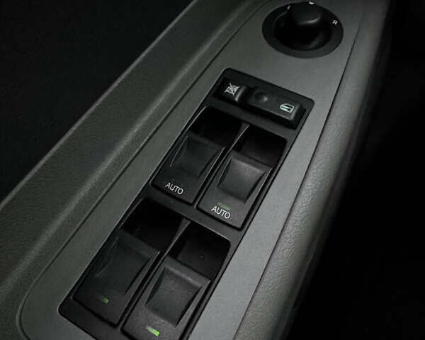 Сірий Крайслер 300C, об'ємом двигуна 5.65 л та пробігом 328 тис. км за 8999 $, фото 45 на Automoto.ua