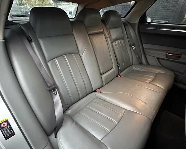 Сірий Крайслер 300C, об'ємом двигуна 5.65 л та пробігом 328 тис. км за 8999 $, фото 33 на Automoto.ua