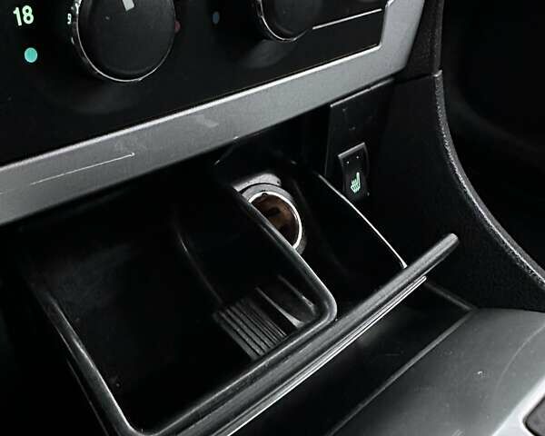 Сірий Крайслер 300C, об'ємом двигуна 5.65 л та пробігом 328 тис. км за 8999 $, фото 17 на Automoto.ua