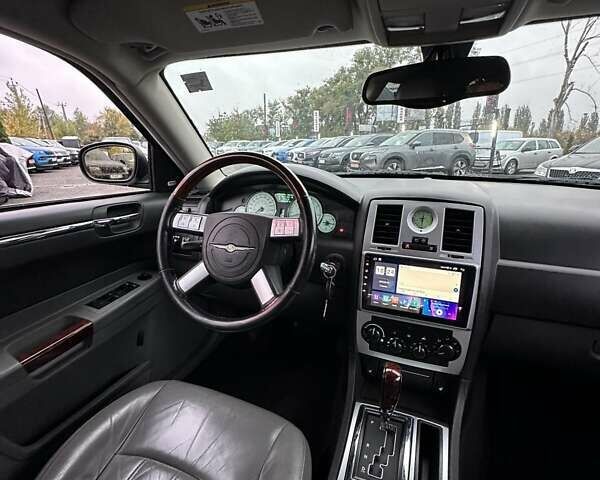 Серый Крайслер 300C, объемом двигателя 5.65 л и пробегом 328 тыс. км за 8999 $, фото 38 на Automoto.ua