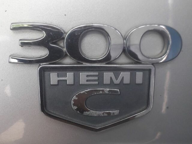 Серый Крайслер 300C, объемом двигателя 5.7 л и пробегом 350 тыс. км за 8938 $, фото 7 на Automoto.ua