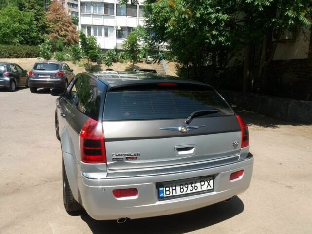 Серый Крайслер 300C, объемом двигателя 5.7 л и пробегом 350 тыс. км за 8938 $, фото 6 на Automoto.ua