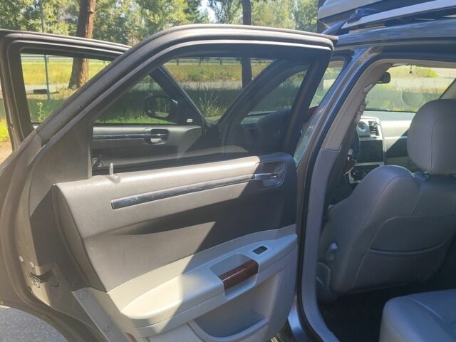 Крайслер 300C 2007 в Киеве на Automoto.ua Серый Крайслер 300C, объемом двигателя 3 л и пробегом 317 тыс. км за 8084 $, фото 10 на Automoto.ua