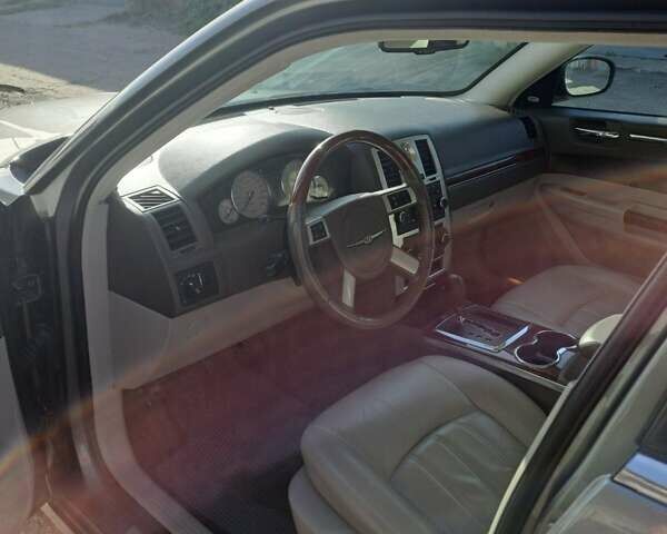 Серый Крайслер 300C, объемом двигателя 3.5 л и пробегом 151 тыс. км за 9000 $, фото 4 на Automoto.ua