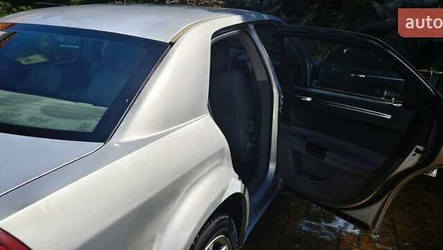 Серый Крайслер 300C, объемом двигателя 3.5 л и пробегом 137 тыс. км за 6500 $, фото 18 на Automoto.ua
