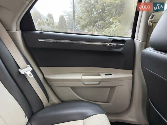 Синий Крайслер 300C, объемом двигателя 3.5 л и пробегом 150 тыс. км за 8700 $, фото 27 на Automoto.ua