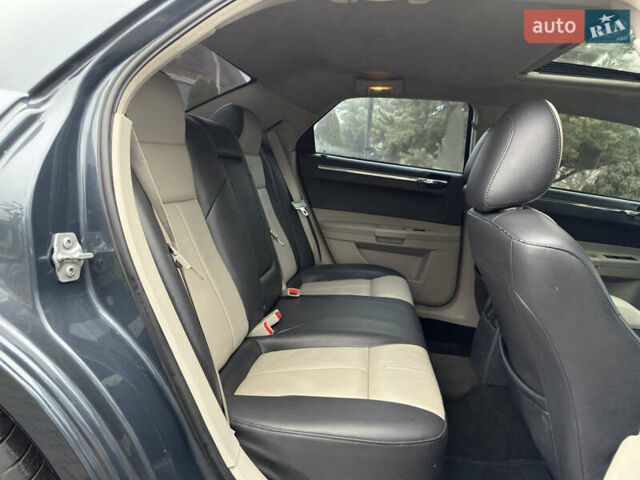 Синий Крайслер 300C, объемом двигателя 3.5 л и пробегом 150 тыс. км за 8700 $, фото 13 на Automoto.ua