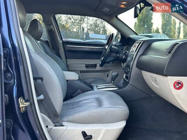 Синий Крайслер 300C, объемом двигателя 2.74 л и пробегом 220 тыс. км за 7600 $, фото 30 на Automoto.ua