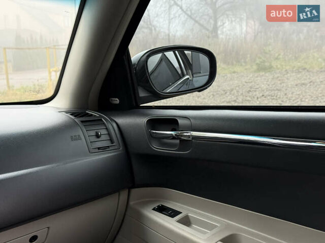 Синий Крайслер 300C, объемом двигателя 3.5 л и пробегом 150 тыс. км за 8700 $, фото 25 на Automoto.ua