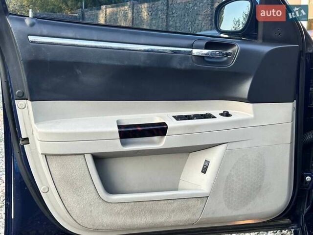 Синий Крайслер 300C, объемом двигателя 2.74 л и пробегом 220 тыс. км за 7600 $, фото 11 на Automoto.ua