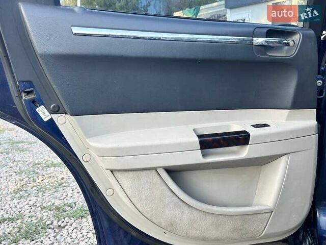 Синий Крайслер 300C, объемом двигателя 2.74 л и пробегом 220 тыс. км за 7600 $, фото 24 на Automoto.ua