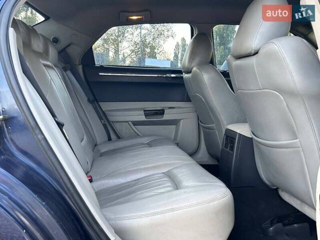 Синий Крайслер 300C, объемом двигателя 2.74 л и пробегом 220 тыс. км за 7600 $, фото 27 на Automoto.ua