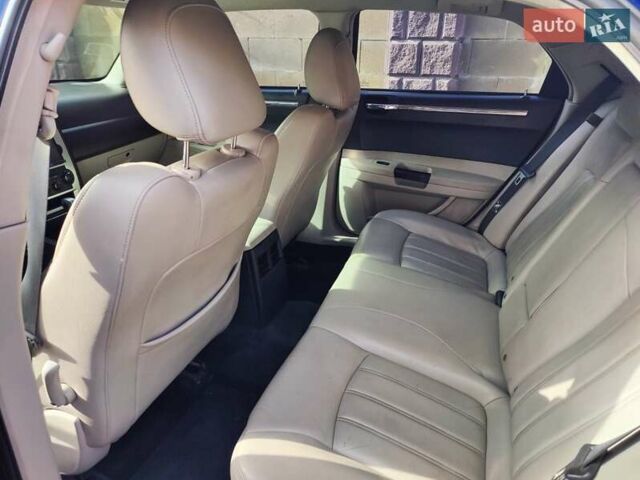 Синий Крайслер 300C, объемом двигателя 2.74 л и пробегом 180 тыс. км за 7500 $, фото 2 на Automoto.ua