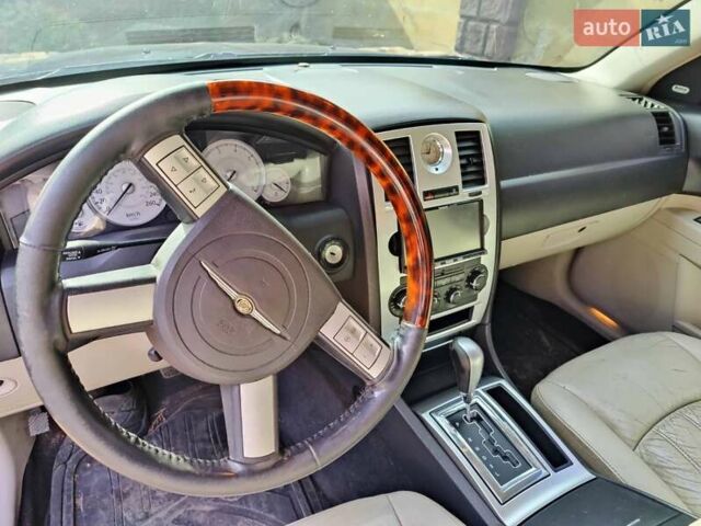 Синий Крайслер 300C, объемом двигателя 2.74 л и пробегом 180 тыс. км за 7500 $, фото 4 на Automoto.ua