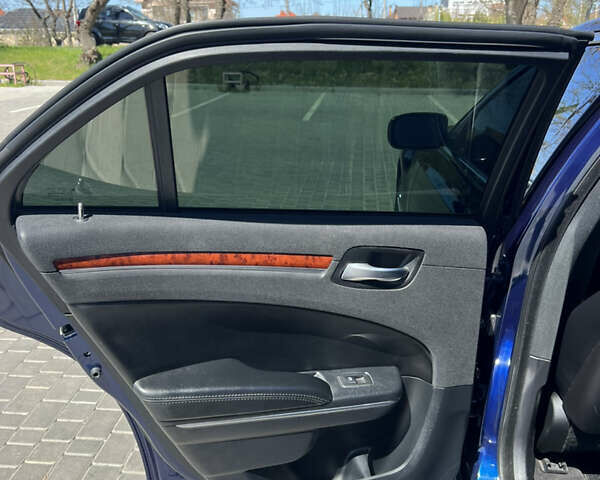 Синій Крайслер 300C, об'ємом двигуна 3.6 л та пробігом 132 тис. км за 10700 $, фото 10 на Automoto.ua