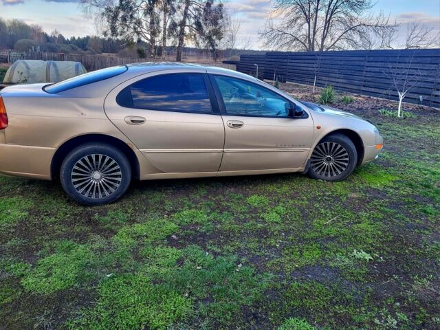 Бежевый Крайслер 300М, объемом двигателя 2.7 л и пробегом 312 тыс. км за 1350 $, фото 1 на Automoto.ua