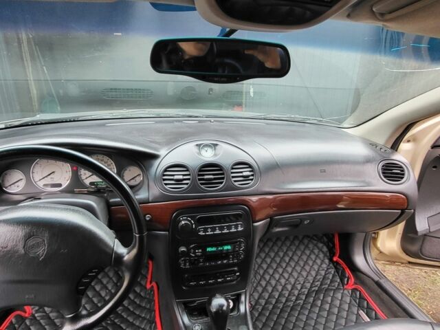 Бежевый Крайслер 300М, объемом двигателя 2.7 л и пробегом 312 тыс. км за 1350 $, фото 7 на Automoto.ua