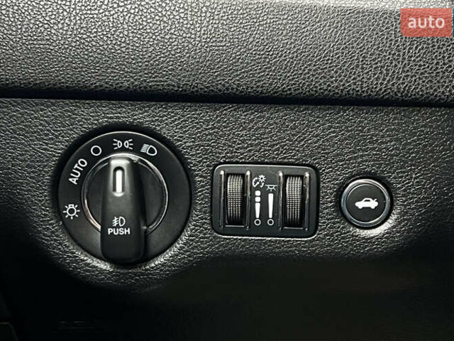 Белый Крайслер 300 S, объемом двигателя 3.6 л и пробегом 166 тыс. км за 13500 $, фото 17 на Automoto.ua