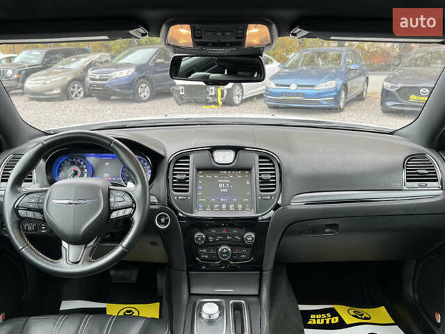 Белый Крайслер 300 S, объемом двигателя 3.6 л и пробегом 166 тыс. км за 13500 $, фото 7 на Automoto.ua