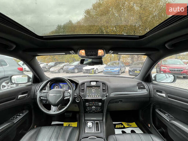 Белый Крайслер 300 S, объемом двигателя 3.6 л и пробегом 166 тыс. км за 13500 $, фото 6 на Automoto.ua