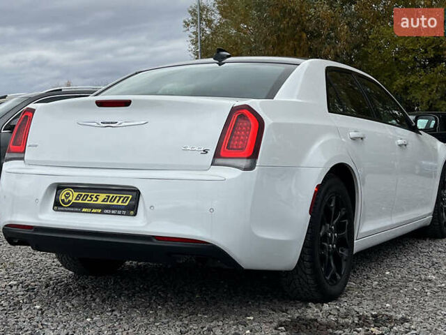 Белый Крайслер 300 S, объемом двигателя 3.6 л и пробегом 166 тыс. км за 13500 $, фото 5 на Automoto.ua