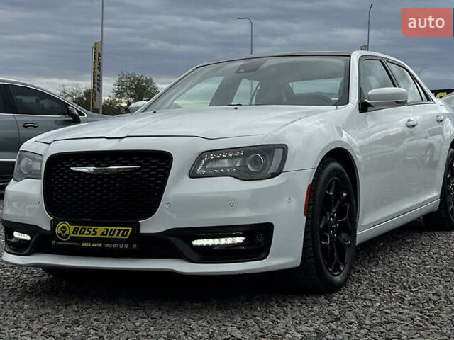 Белый Крайслер 300 S, объемом двигателя 3.6 л и пробегом 166 тыс. км за 13500 $, фото 2 на Automoto.ua