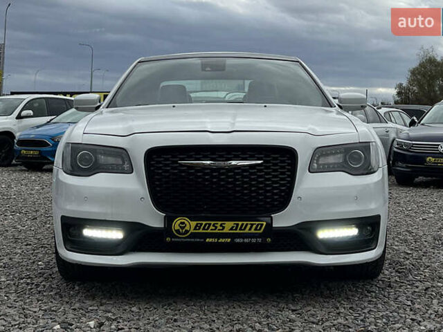 Белый Крайслер 300 S, объемом двигателя 3.6 л и пробегом 166 тыс. км за 13500 $, фото 1 на Automoto.ua
