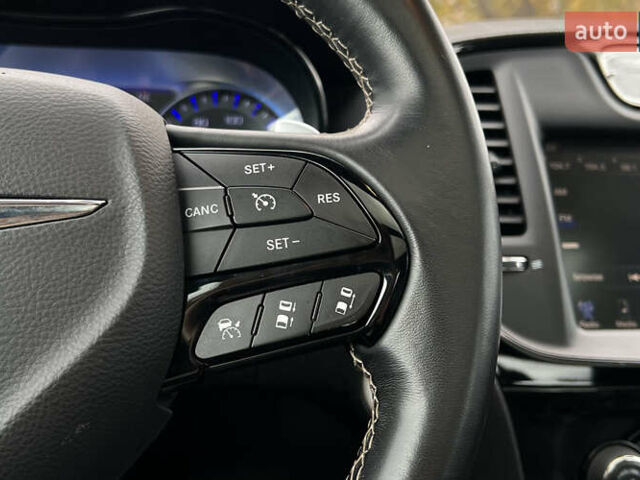 Белый Крайслер 300 S, объемом двигателя 3.6 л и пробегом 166 тыс. км за 13500 $, фото 11 на Automoto.ua