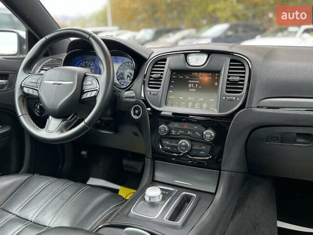 Белый Крайслер 300 S, объемом двигателя 3.6 л и пробегом 166 тыс. км за 13500 $, фото 8 на Automoto.ua