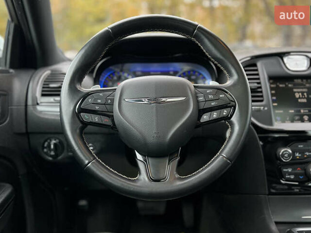 Белый Крайслер 300 S, объемом двигателя 3.6 л и пробегом 166 тыс. км за 13500 $, фото 9 на Automoto.ua