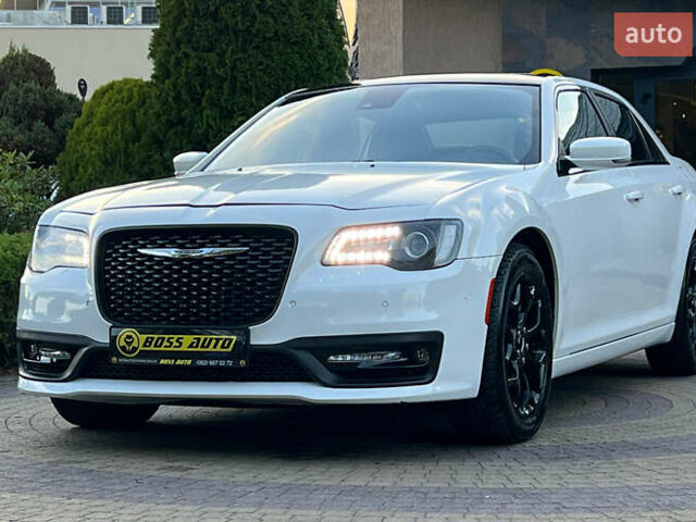 Белый Крайслер 300 S, объемом двигателя 3.6 л и пробегом 166 тыс. км за 13500 $, фото 2 на Automoto.ua