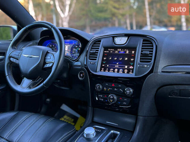 Белый Крайслер 300 S, объемом двигателя 3.6 л и пробегом 166 тыс. км за 13500 $, фото 11 на Automoto.ua