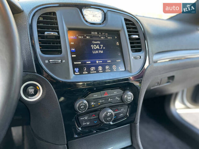 Белый Крайслер 300 S, объемом двигателя 3.6 л и пробегом 165 тыс. км за 11800 $, фото 21 на Automoto.ua