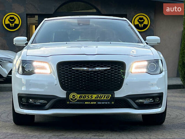 Белый Крайслер 300 S, объемом двигателя 3.6 л и пробегом 166 тыс. км за 13500 $, фото 1 на Automoto.ua