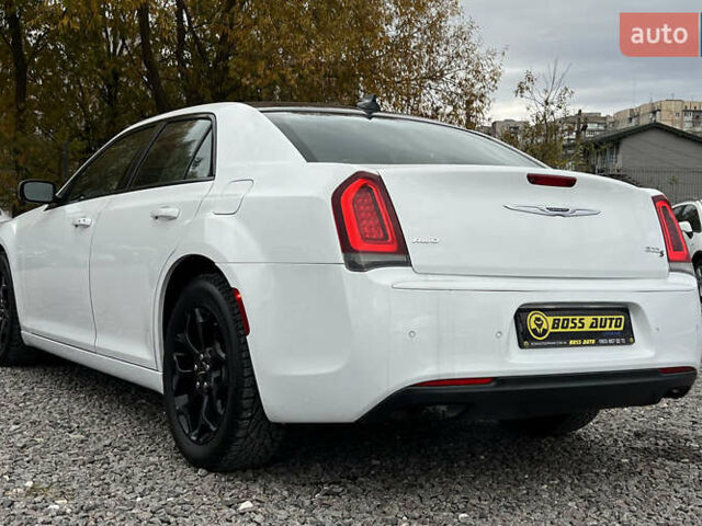 Белый Крайслер 300 S, объемом двигателя 3.6 л и пробегом 166 тыс. км за 13500 $, фото 3 на Automoto.ua