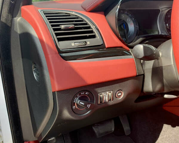 Білий Крайслер 300 S, об'ємом двигуна 3.6 л та пробігом 65 тис. км за 20000 $, фото 54 на Automoto.ua