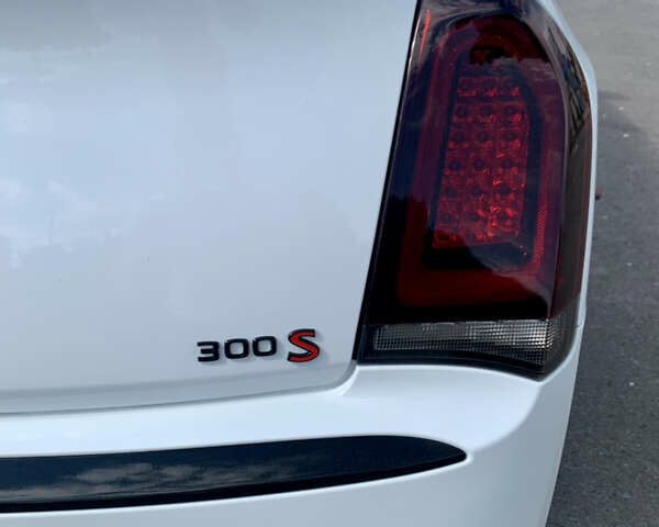 Білий Крайслер 300 S, об'ємом двигуна 3.6 л та пробігом 65 тис. км за 20000 $, фото 21 на Automoto.ua