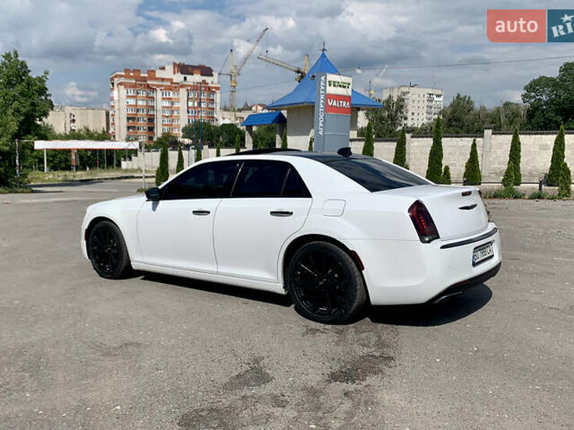Білий Крайслер 300 S, об'ємом двигуна 3.6 л та пробігом 65 тис. км за 20000 $, фото 5 на Automoto.ua