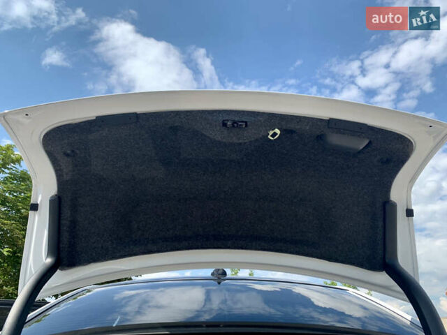 Білий Крайслер 300 S, об'ємом двигуна 3.6 л та пробігом 65 тис. км за 20000 $, фото 34 на Automoto.ua