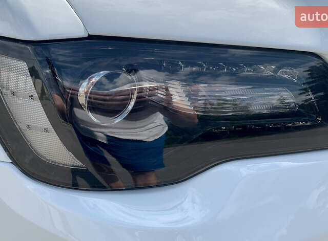 Білий Крайслер 300 S, об'ємом двигуна 3.6 л та пробігом 65 тис. км за 20000 $, фото 28 на Automoto.ua