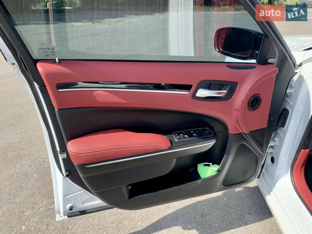 Білий Крайслер 300 S, об'ємом двигуна 3.6 л та пробігом 65 тис. км за 20000 $, фото 32 на Automoto.ua