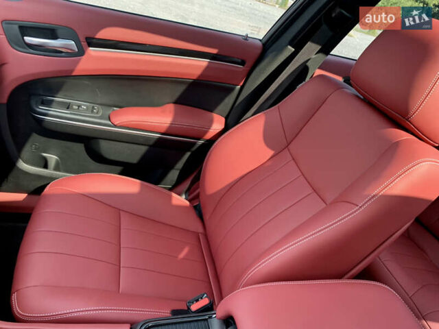 Білий Крайслер 300 S, об'ємом двигуна 3.6 л та пробігом 65 тис. км за 20000 $, фото 71 на Automoto.ua