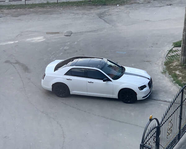 Білий Крайслер 300 S, об'ємом двигуна 3.6 л та пробігом 65 тис. км за 20000 $, фото 75 на Automoto.ua