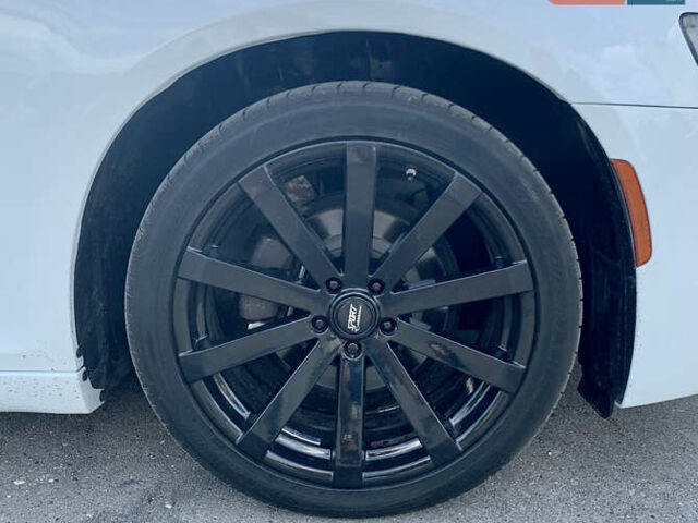 Білий Крайслер 300 S, об'ємом двигуна 3.6 л та пробігом 65 тис. км за 20000 $, фото 18 на Automoto.ua