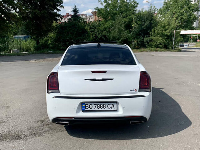 Білий Крайслер 300 S, об'ємом двигуна 3.6 л та пробігом 65 тис. км за 20000 $, фото 6 на Automoto.ua