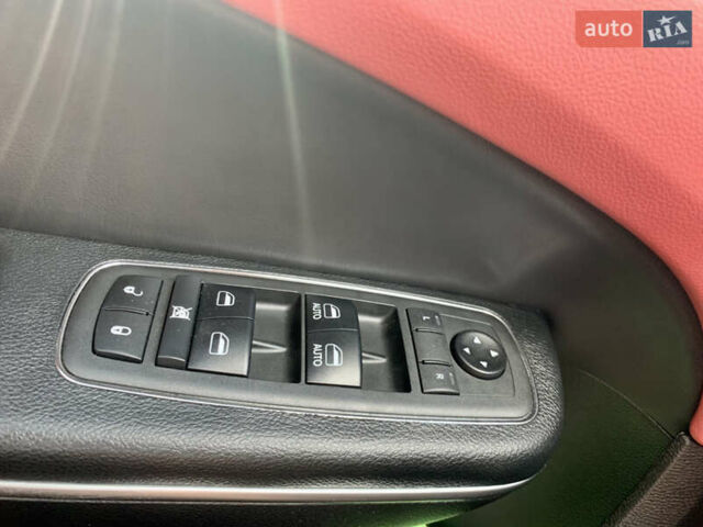 Білий Крайслер 300 S, об'ємом двигуна 3.6 л та пробігом 65 тис. км за 20000 $, фото 59 на Automoto.ua