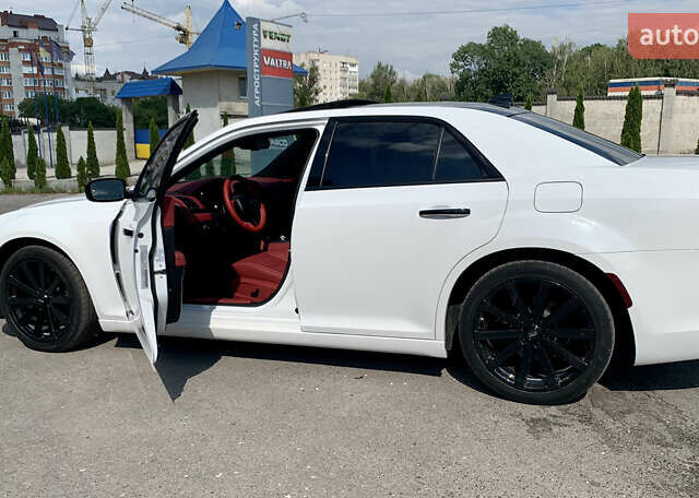 Білий Крайслер 300 S, об'ємом двигуна 3.6 л та пробігом 65 тис. км за 20000 $, фото 51 на Automoto.ua