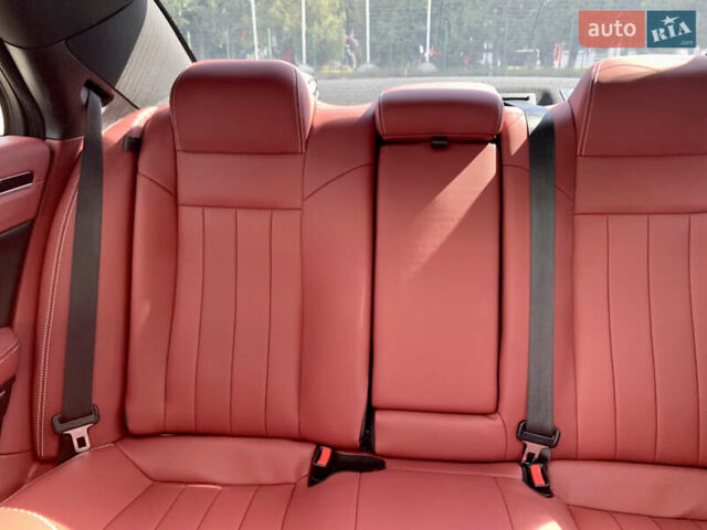 Білий Крайслер 300 S, об'ємом двигуна 3.6 л та пробігом 65 тис. км за 20000 $, фото 68 на Automoto.ua